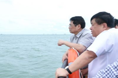 Thủ tướng đi tàu thủy tìm hiểu 2 dự án 346.000 tỉ đồng ở huyện Cần Giờ